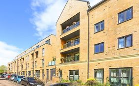 Idyllic Thames Riverside Apartment With Free Parking