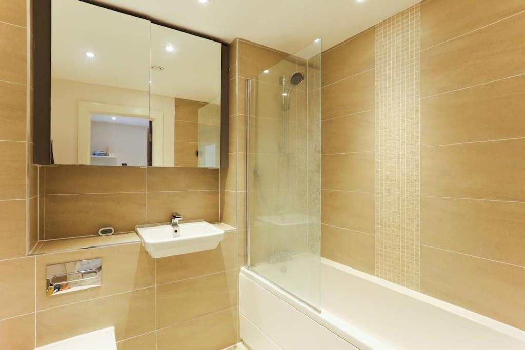 Idyllic Thames Riverside Apartment With Free Parking Isleworth Exterior photo
