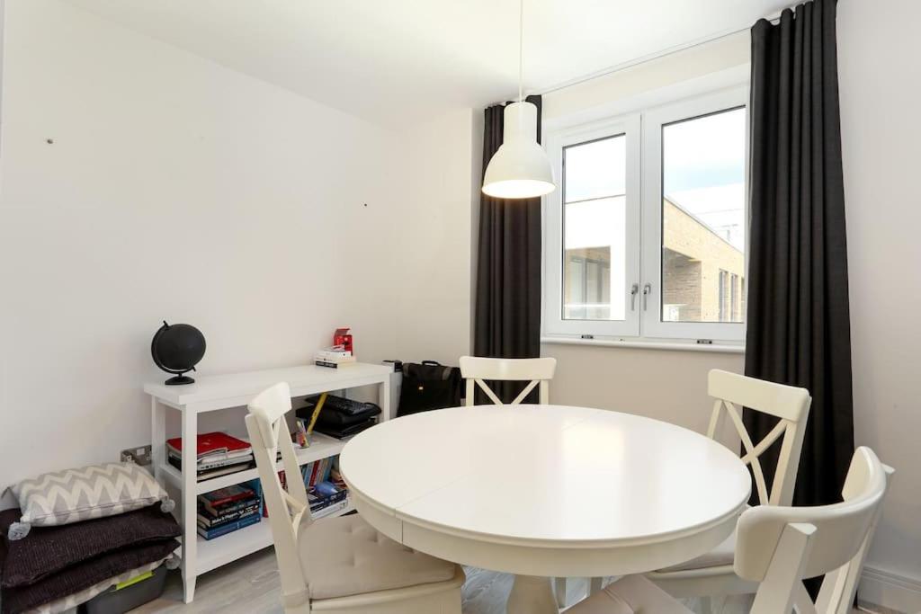 Idyllic Thames Riverside Apartment With Free Parking Isleworth Exterior photo